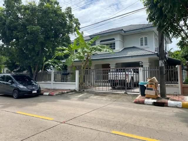 🏡 Single house for rent, Chonlada Village, Bang Bua Thong ✨ Ready to move in immediately, excellent condition 📐 Land size 100 sq m. 🛏️ 5 bedrooms • 4 bathrooms ❄️ There is air conditioning in every room, cool and comfortable all year long 💰 Rental price 3