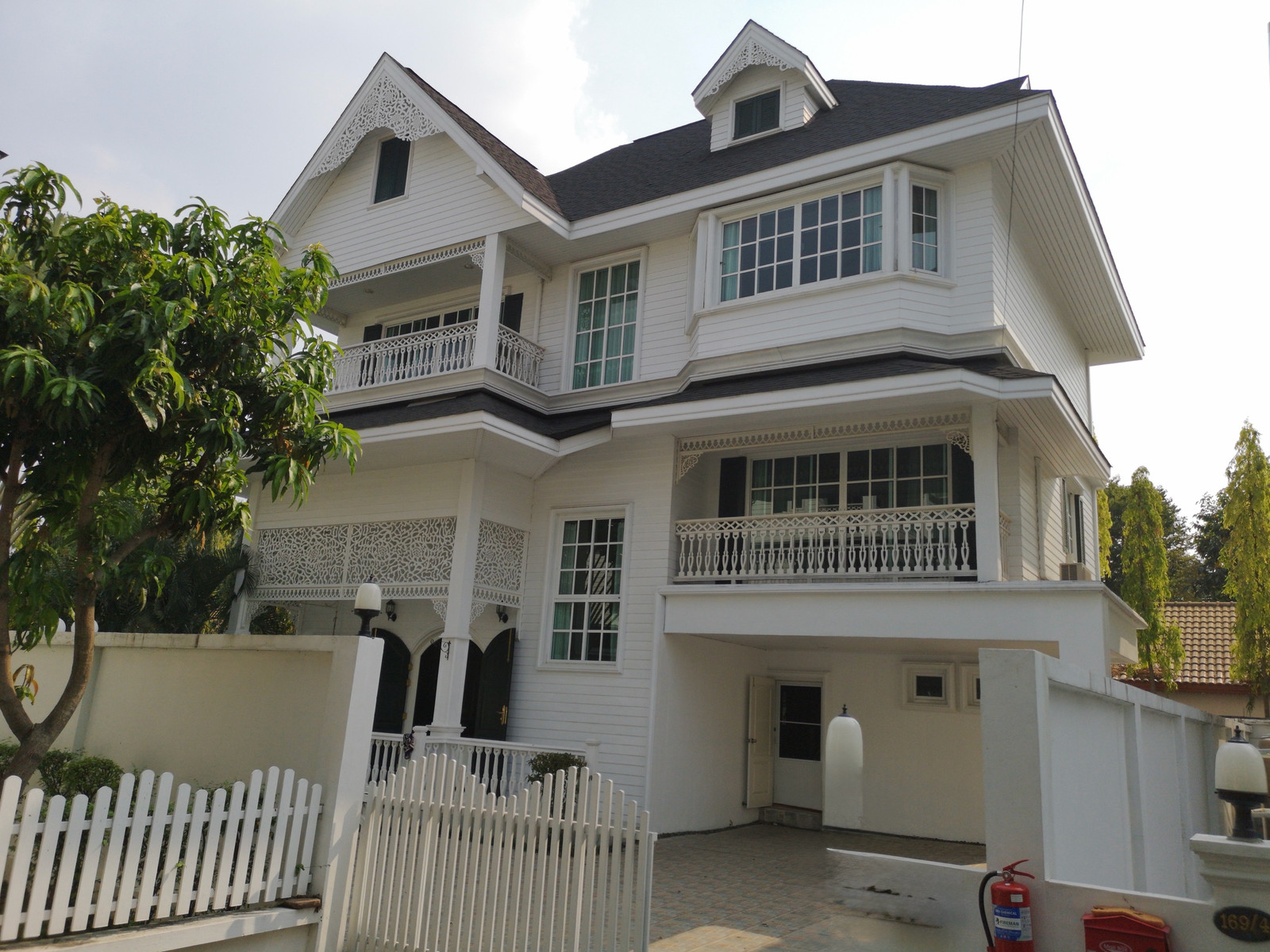 Pet-Friendly 3-Storey House for Rent / sale on Sukhumvit 107 near BTS Bearing with Spacious Living and Convenient Access to Bangkok