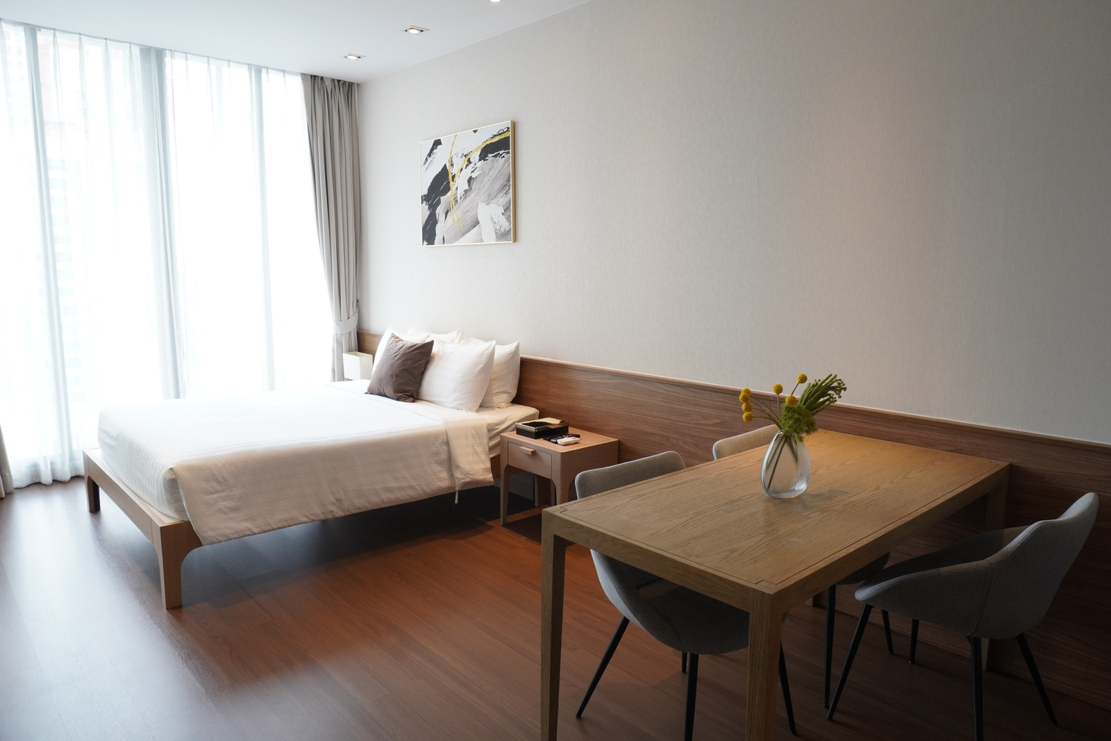 🔥 Condo for rent Hampton Residence Next to Emporium 🔥 📍 Good location near BTS Phrom Phong 🏢 Studio Room 📐 size 29 sq m. 🚆 near BTS Phrom Phong, convenient travel 🛍️ near Emporium and lifestyle areas in the city center 📶 Free Wi-Fi ⚡