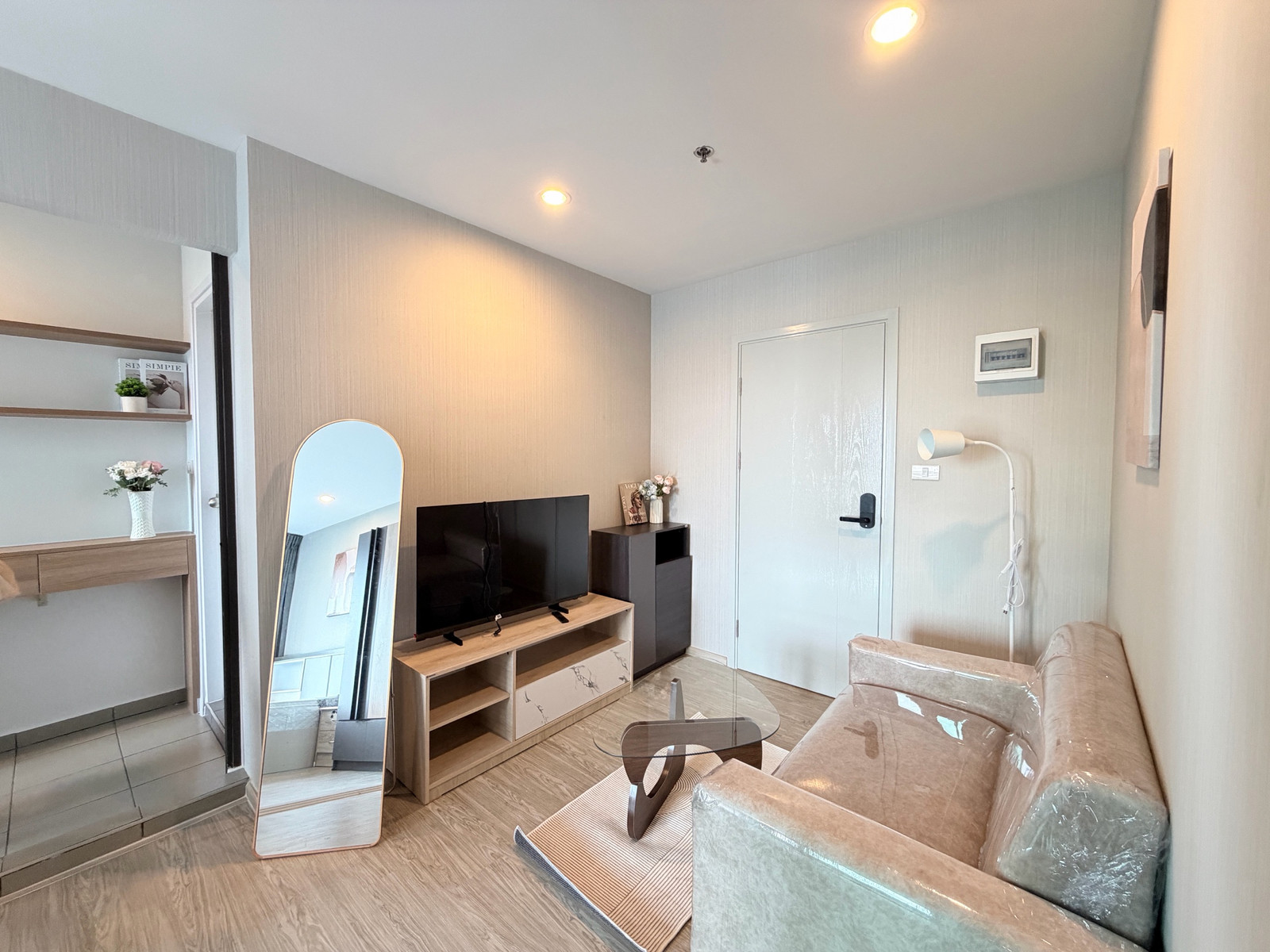 For rent, 2 bedrooms, combine unit, 52 square meters, decorated, ready to move in. Divided with friends, 8,500 per month! guard! Walk to BTS Wutthakat 180 meters.
