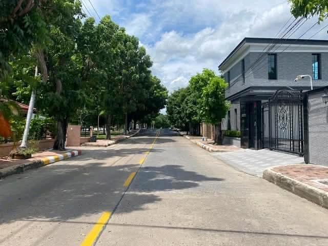 🏡 ให้เช่าบ้านเดี่ยว หมู่บ้านชลดา บางบัวทอง ✨ พร้อมอยู่ทันที สภาพดีเยี่ยม 📐 ขนาดที่ดิน 100 ตร.ว. 🛏️ 5 ห้องนอน • 4 ห้องน้ำ ❄️ มีเครื่องปรับอากาศ ทุกห้อง เย็นสบายตลอดปี 💰 ราคาเช่า 30,000.- บาท/เดือน   📞 ติดต่อสอบถาม / นัดชมสถานที่จริง 📱 โทร: 099-265-85 – รูปที่ 3