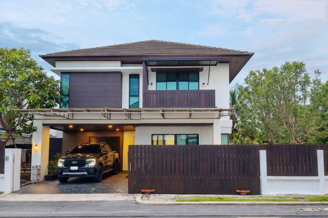 Ramkhamhaeng University2 1km. 2-story corner house 3bed 3bath 69sq.wa. 200sq.m. Mega Bangna 2.5 km. Ramkhamhaeng University2 1km. 2-story corner house 3bed 3bath 69sq.wa. 200sq.m. Mega Bangna 2.5 km.