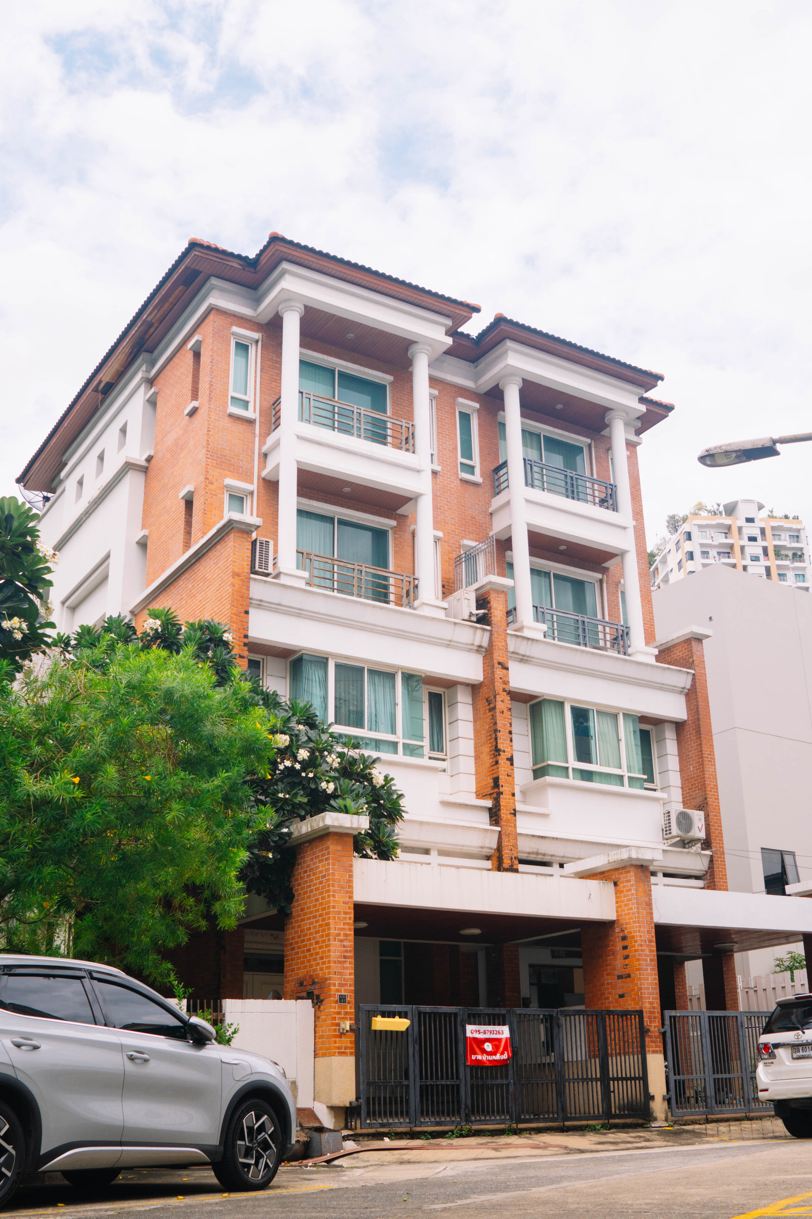 ขาย ด่วนที่สุด ราคาดีที่สุด เท่าที่เคยมีมาในโครงการนี้ บ้านทาวน์โฮม 4 ชั้นครึ่ง ให้ฟีลบ้านเดี่ยว ลุมพินีพระราม 3 , หลังมุม ติดสวน มีพื้นที่ข้างบ้าน 4 ชั้นครึ่ง ติดเซ็นทรัลพระราม 3 เพียง 300 เมตร บ้านทำเลกลางเมือง พื้นที่ใช้สอยเยอะ จอดรถได้ 3 คัน ขาย ด่วนที่สุด ราคาดีที่สุด เท่าที่เคยมีมาในโครงการนี้ บ้านทาวน์โฮม 4 ชั้นครึ่ง ให้ฟีลบ้านเดี่ยว ลุมพินีพระราม 3 , หลังมุม ติดสวน มีพื้นที่ข้างบ้าน 4 ชั้นครึ่ง ติดเซ็นทรัลพระราม 3 เพียง 300 เมตร บ้านทำเลกลางเมือง พื้นที่ใช้สอยเยอะ จอดรถได้ 3 คัน