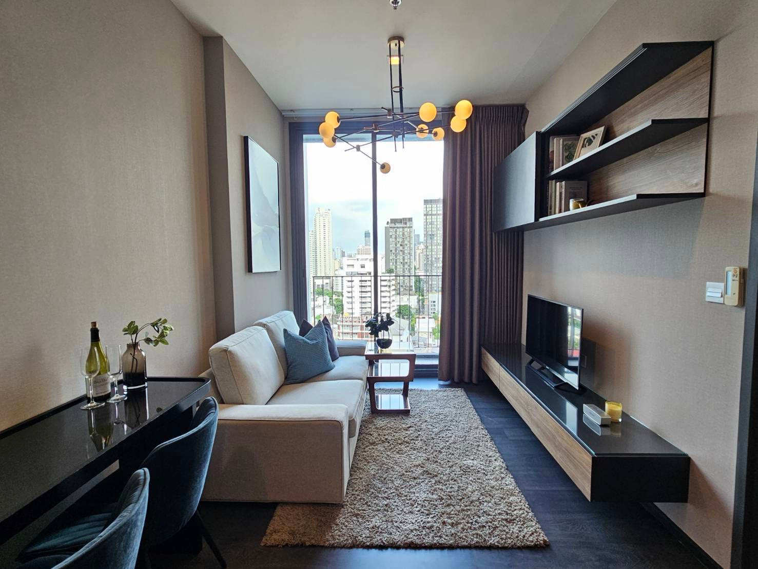 คอนโดห้องว่างที่ Edge Sukhumvit 23 เดินทางสะดวก ห้องแต่งสวย เฟอร์นิเจอร์ครบ พร้อมอยู่