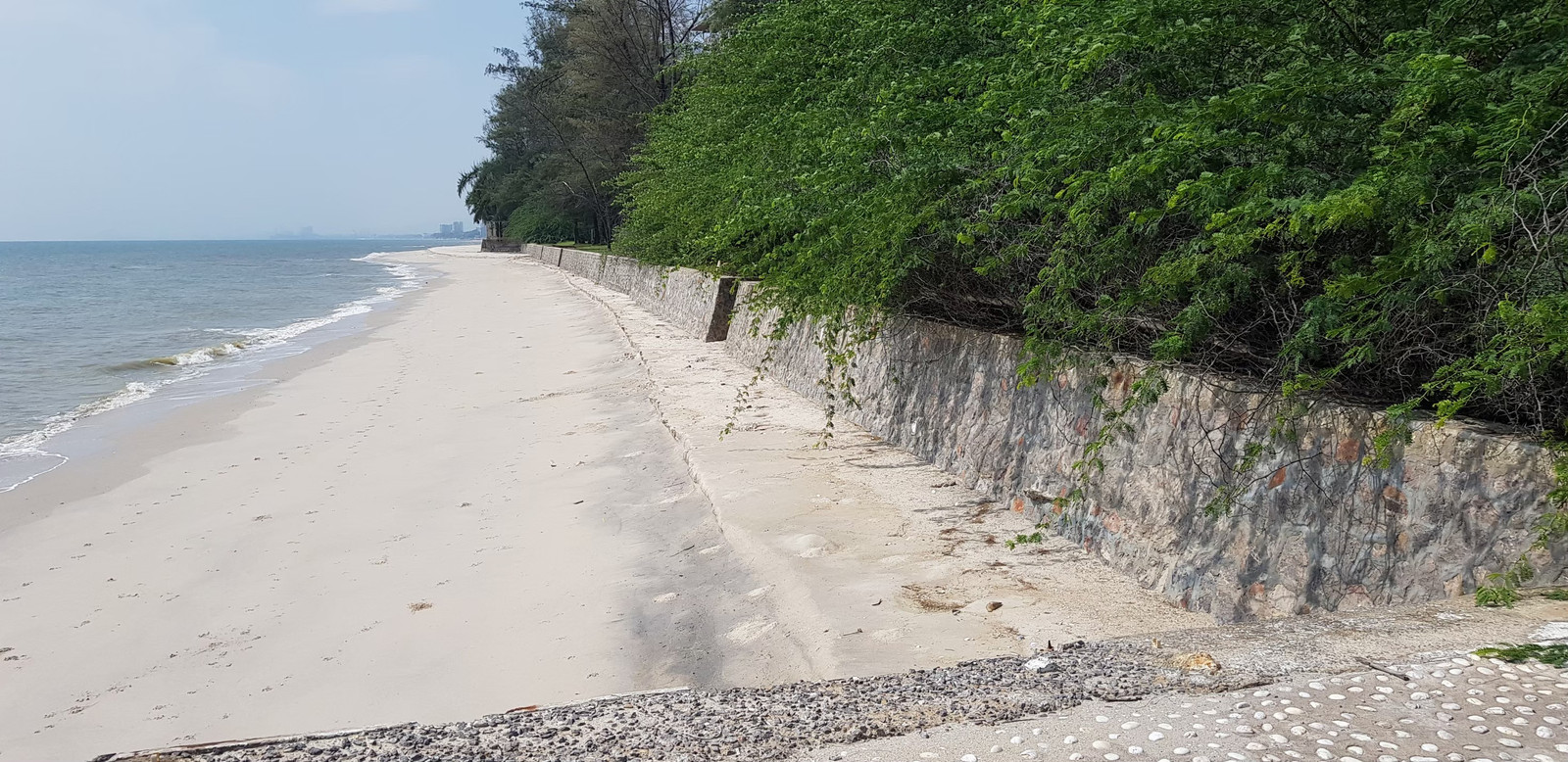 The  of the post sells and rents land next to the sea, Cha-am, Hua Hin.