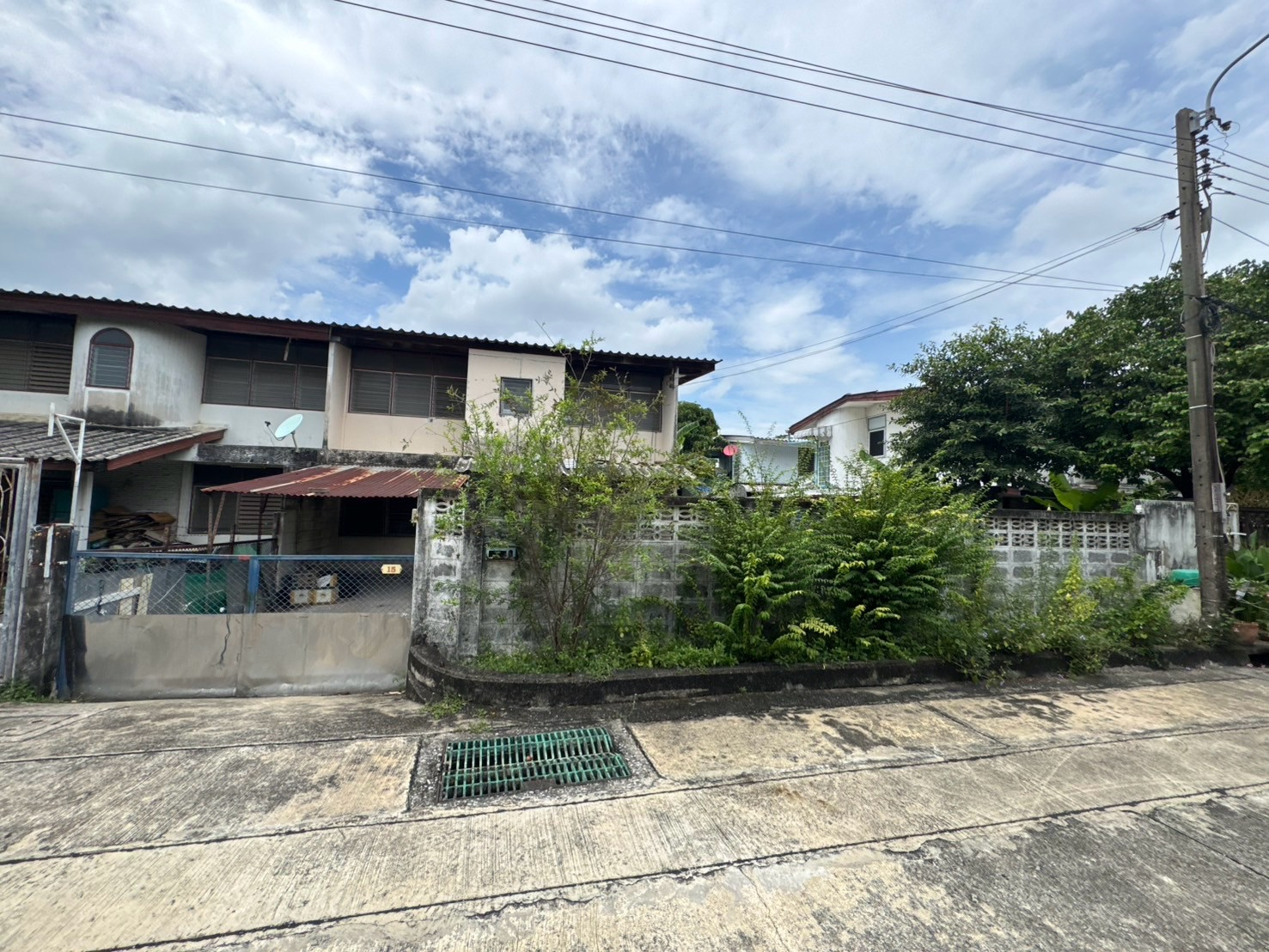 2-story house for sale, can walk through to Krungthep Kreetha. 2-story house for sale, can walk through to Krungthep Kreetha.