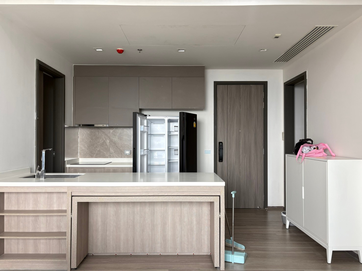 ให้เช่า 2 ห้องนอน  1 ห้องแม่บ้าน เฟอร์ครบ Rent 2 Bedroom 1 Maid bedroom fully furnished !