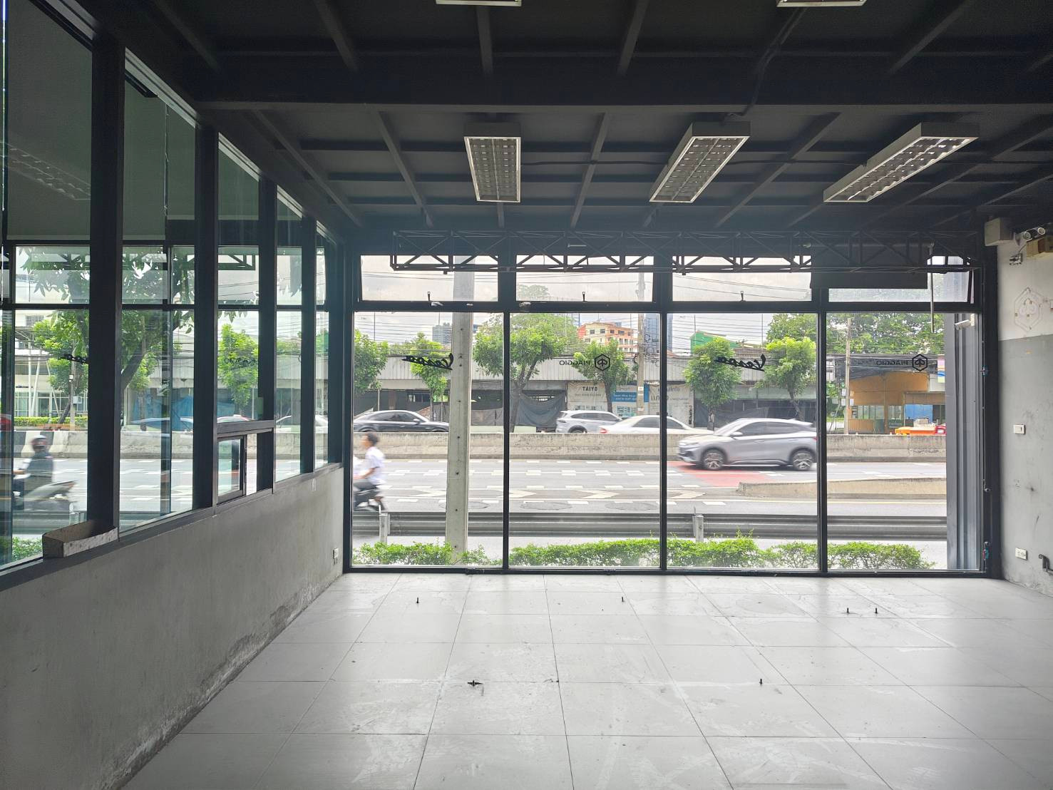 🏢 Space for rent, good location, Ratchada Road.