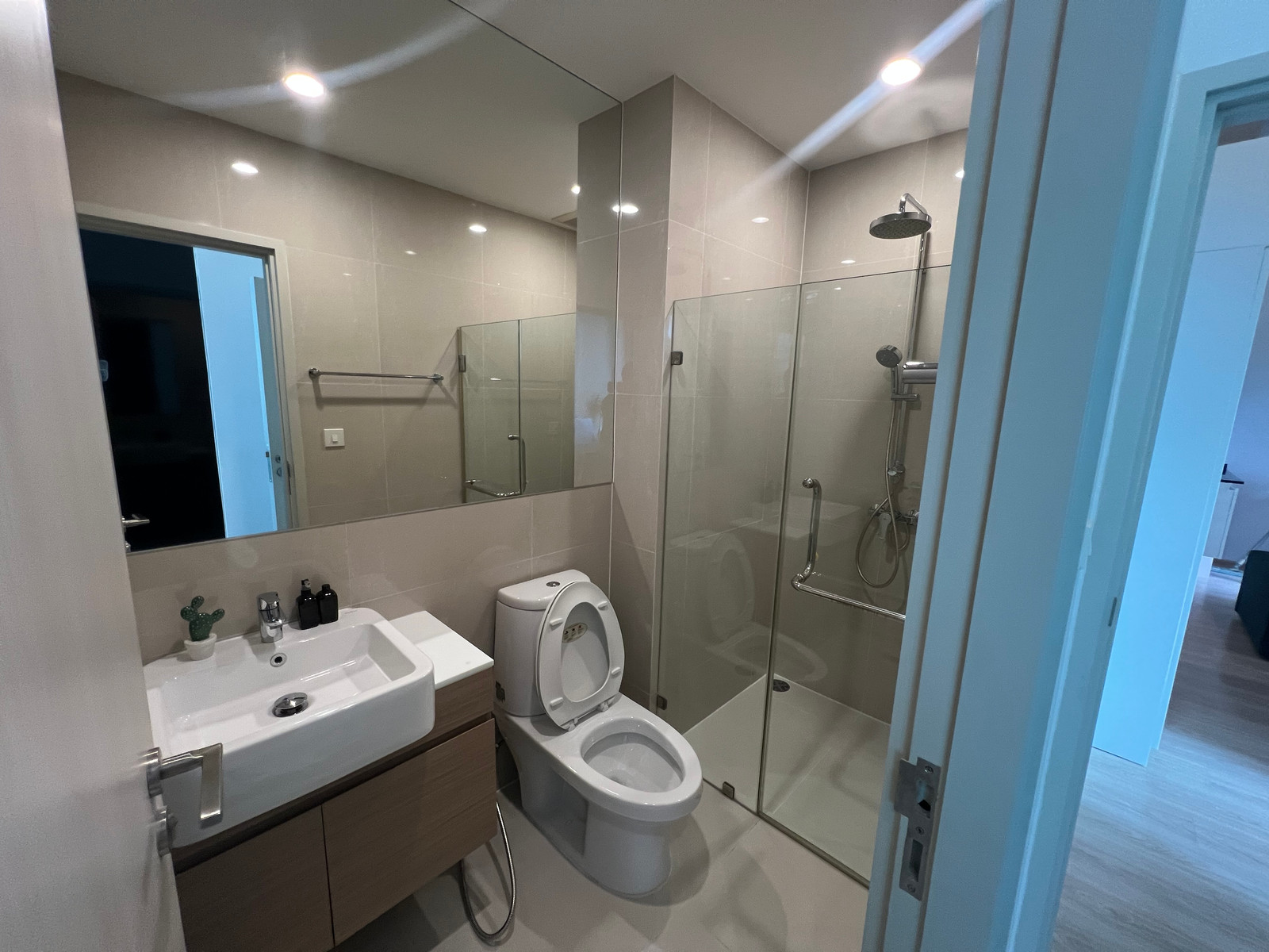 ✨ 2 ห้องนอน | ห้องกว้าง ฟังก์ชันครบ บนทำเลรัชดา 📍 Noble Revolve Ratchada – รูปที่ 4