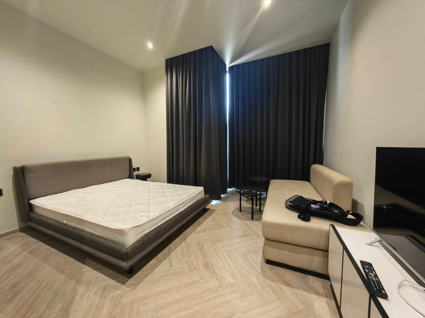 For rent: Chapter Charoennakhon Riverside, riverside condo, near ICONSIAM, has a shuttle boat to Sathorn Pier-BTS Saphan Taksin, high floor, no noise from the construction site next to the building, good view.