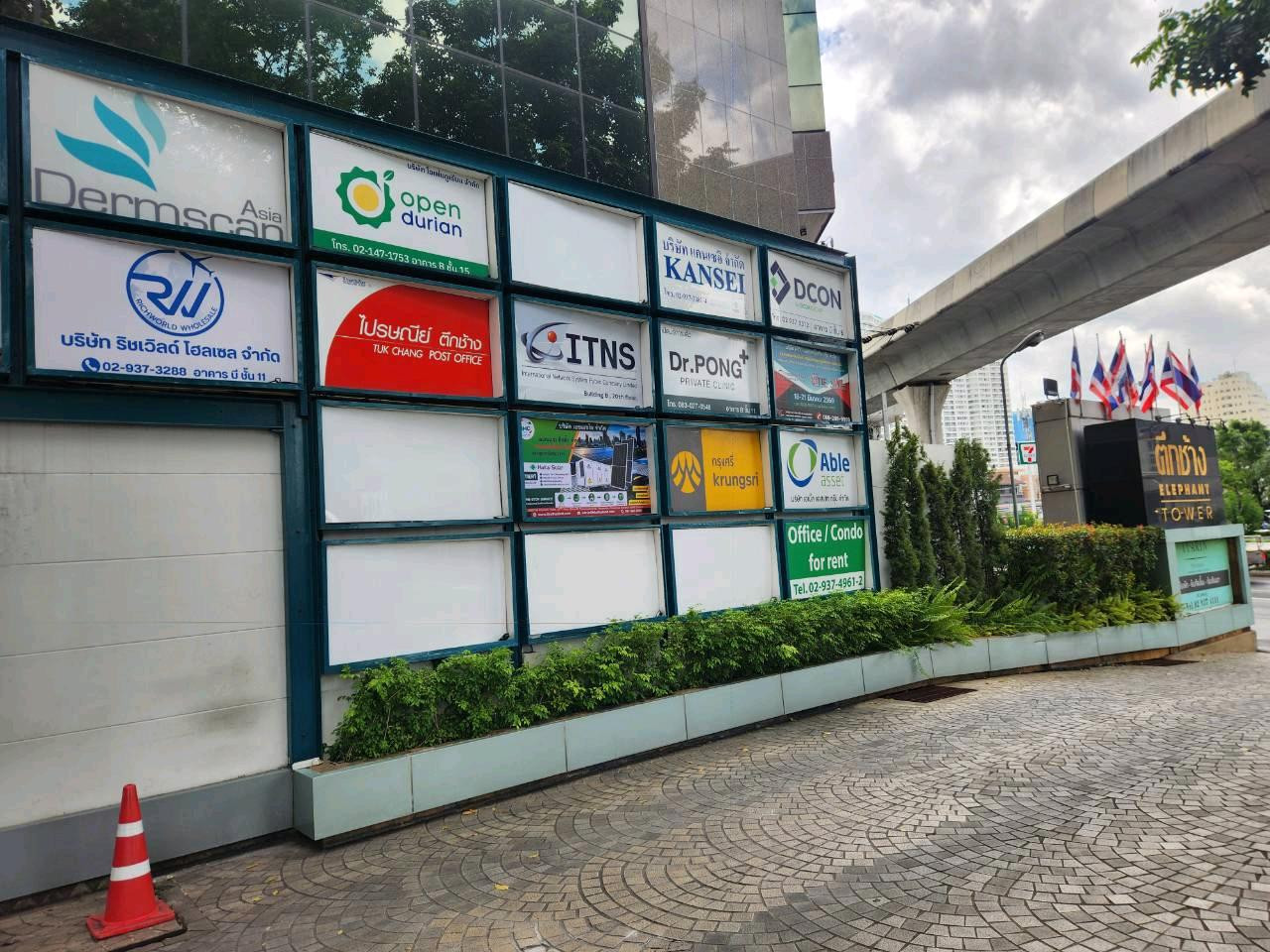 Office space for rent, next to BTS Phahon Yothin, 200 sq m., only 55,000 baht. Office space for rent, next to BTS Phahon Yothin, 200 sq m., only 55,000 baht.