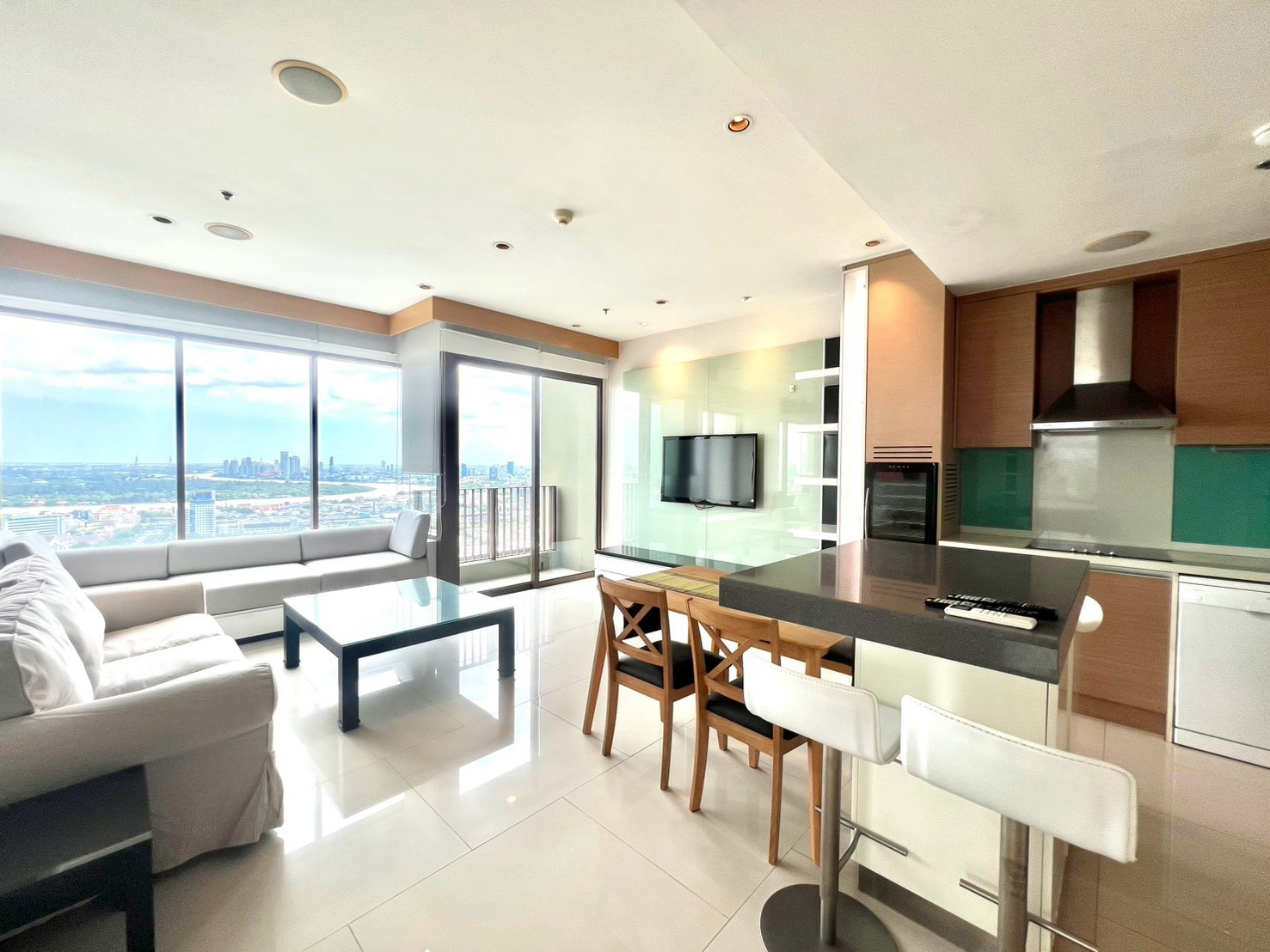 FOR RENT at The Emporio Place, 107 Sqm, 2 Beds &amp; 2 Baths, Price 70,000 baht 