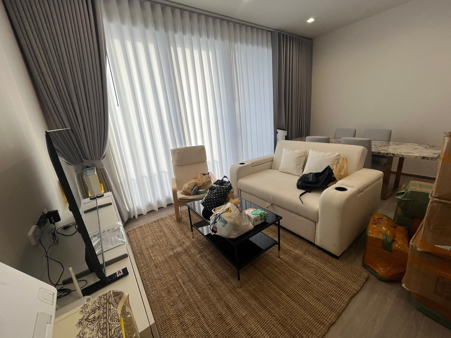 For rent, 2 bedrooms, 1 maid room, fully furnished. Rent 2 Bedroom 1 Maid bedroom fully furnished!