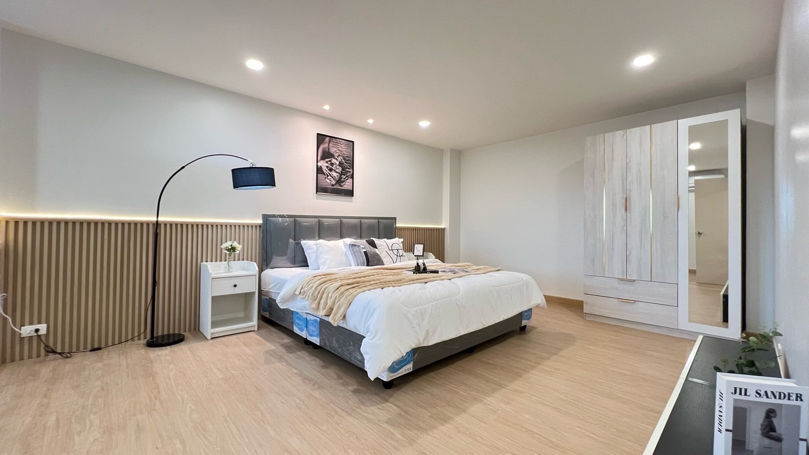 Old condo, Pinklao location, large size 105 sq m., newly renovated, convenient travel, near Central Pinklao. Old condo, Pinklao location, large size 105 sq m., newly renovated, convenient travel, near Central Pinklao.