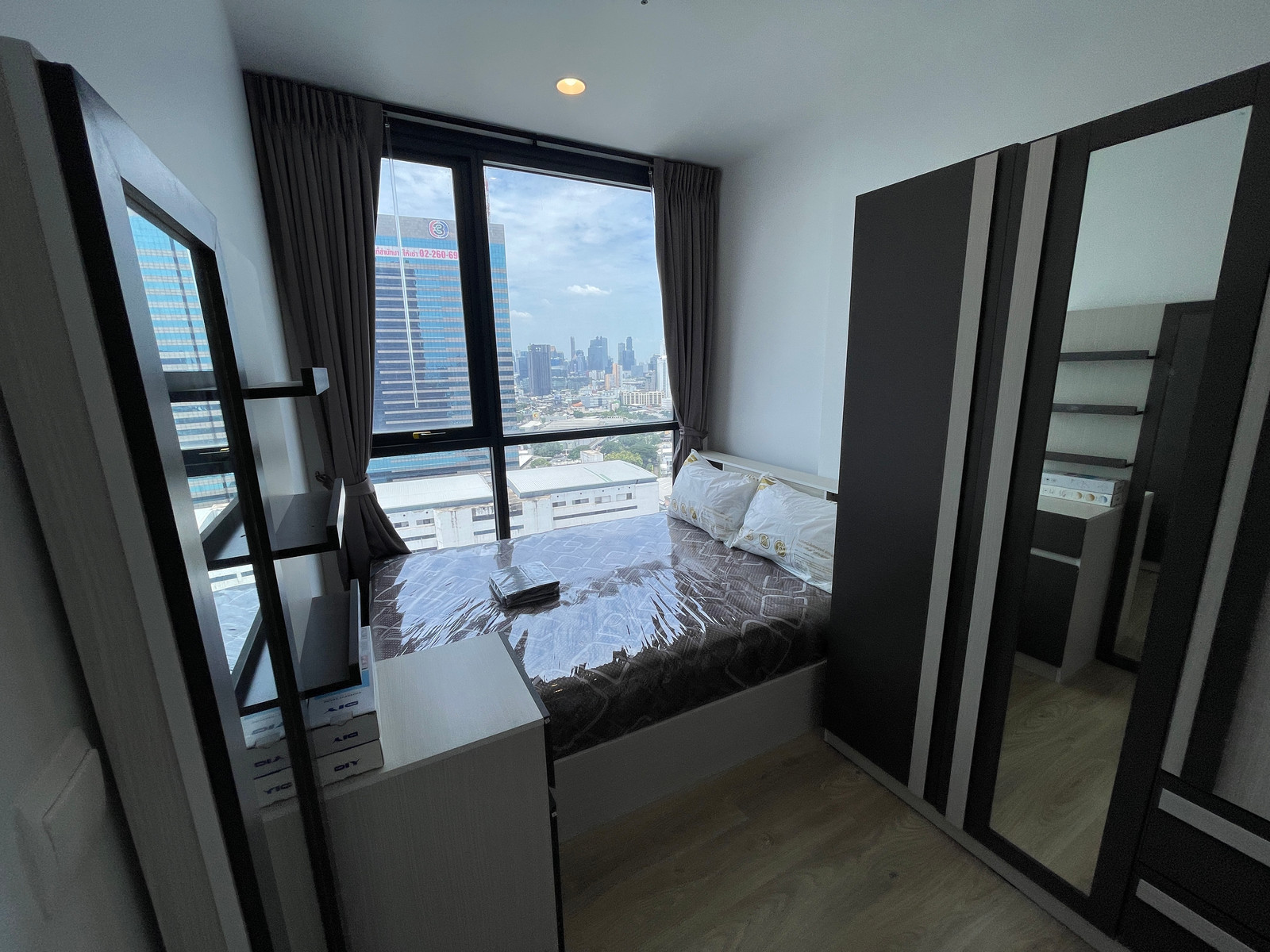 ให้เช่าคอนโด Oka Haus Sukhumvit 36 ชั้น 27 ขนาด 26.77 ตร.ม. วิวอาคารมาลีนนท์ เฟอร์ครบพร้อมอยู่ ใกล้ทองหล่อ ให้เช่าคอนโด Oka Haus Sukhumvit 36 ขนาด 26.77 ตร.ม.