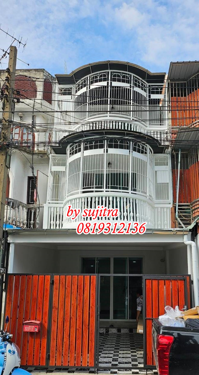 For rent, 3-story townhome, newly renovated, in Ratchada-Huai Khwang.