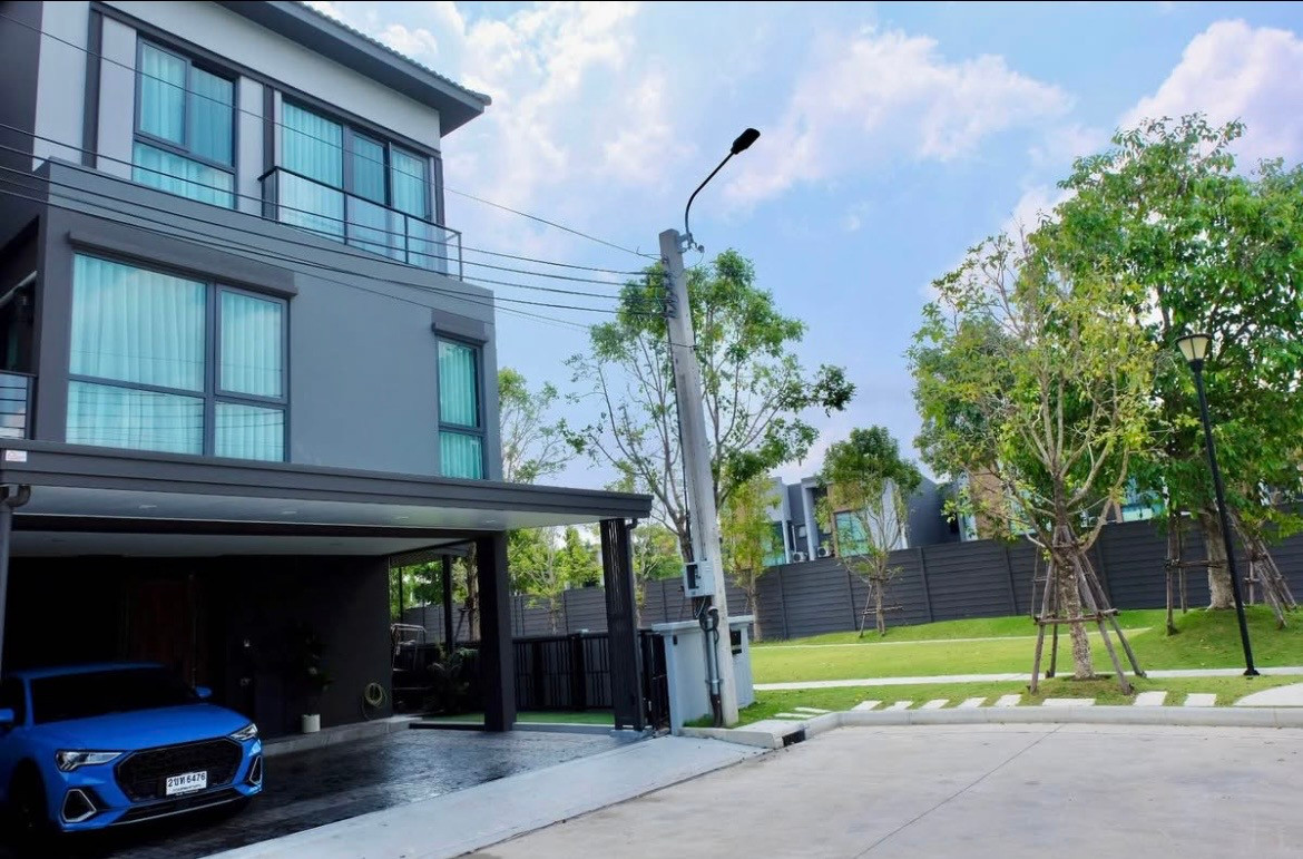 Model house for sale Baan Klang Muang The Edition Bangna, near Mega Bangna, corner house, garden view, 4 bedrooms, luxuriously decorated. Model house for sale Baan Klang Muang The Edition Bangna, near Mega Bangna, corner house, garden view, 4 bedrooms, luxuriously decorated.