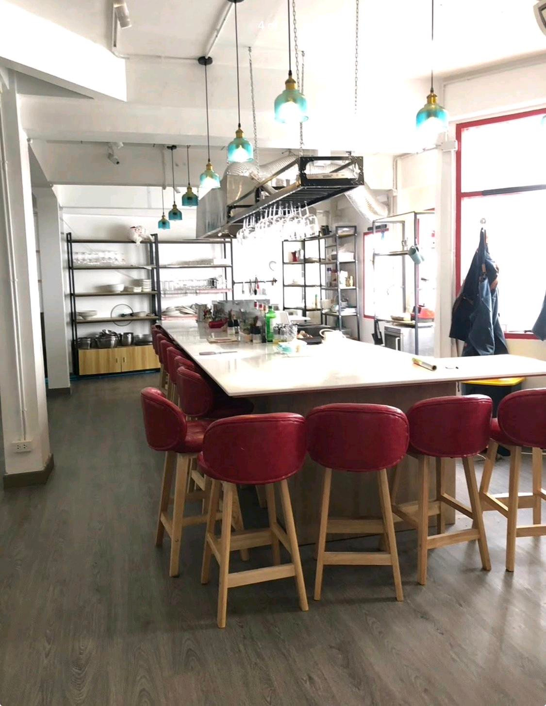 📌For rent📌  Town Home ใจกลางทองหล่อ  ทำเลดี เดินทางสะดวก ใกล้ BTS ทองหล่อ พื้นที่ใช้สอยเยอะ    ✅รายละเอียด  • เนื้อที่ 41 ตรง.ว. (164 ตรม.)  • 3 ชั้น 5 ห้องนอน 4 ห้องน้ำ 1 ครัว 1 ห้องโถง พร้อมที่จอดรถ    • เหมาะสำหรับเป็นที่พักอาศัยหรือประกอบธุรกิจร้านอ – รูปที่ 4
