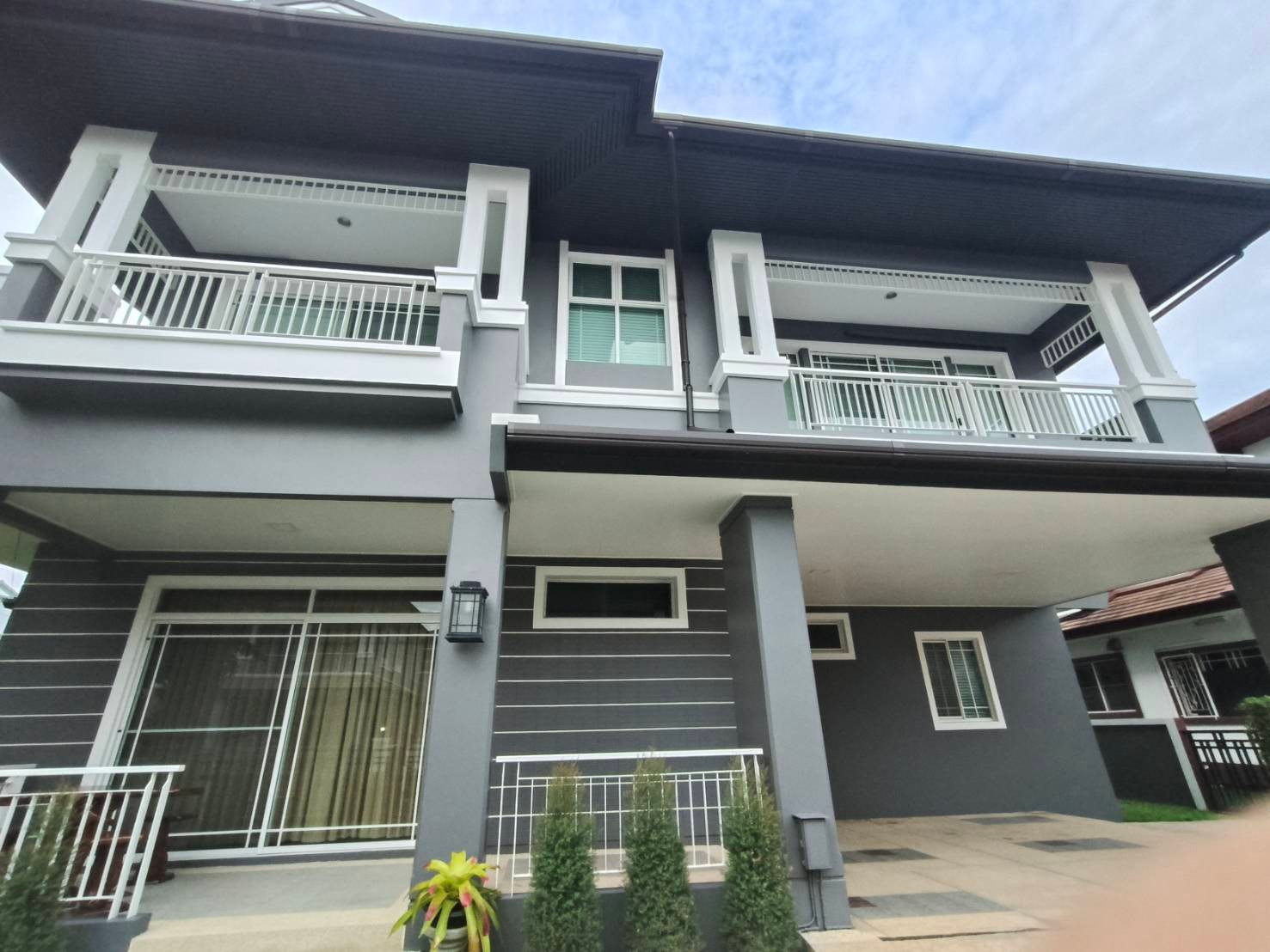 ุ บ้านนันทวัน ศรีนครินทร์ บ้านเดี่ยว 2 ชั้น ให้เช่า 4 ห้องนอน 4 ห้องน้ำ และห้องแม่บ้าน เพิ่งปรับปรุงใหม่ ร่มรื่น พร้อมเข้าอยู่ พท.ใช้สอย 340 ตรม. เหมาะสำหรับครอบครัว ุ บ้านนันทวัน ศรีนครินทร์ บ้านเดี่ยว 2 ชั้น ให้เช่า 4 ห้องนอน 4 ห้องน้ำ และห้องแม่บ้าน เพิ่งปรับปรุงใหม่ ร่มรื่น พร้อมเข้าอยู่ พท.ใช้สอย 340 ตรม. เหมาะสำหรับครอบครัว