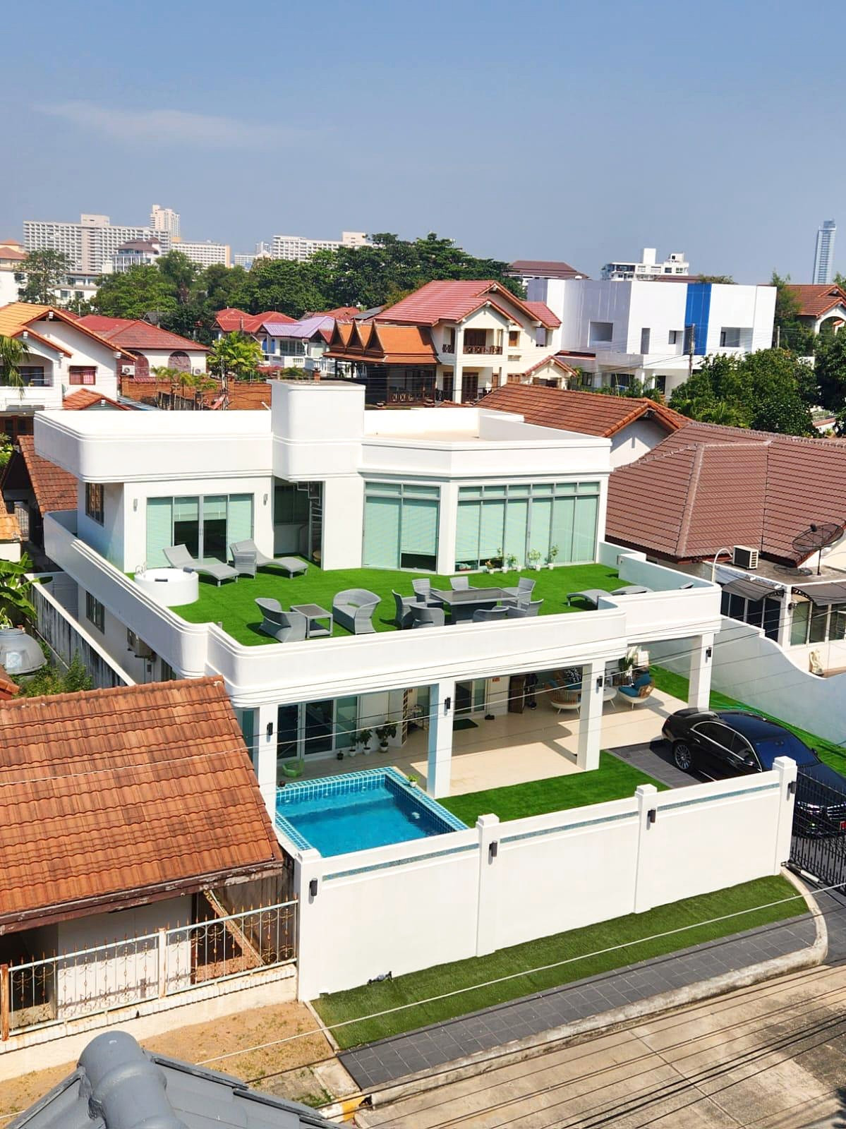 Luxury 2-Story Pool Villa for Rent near Jomtien Beach. Luxury 2-Story Pool Villa for Rent near Jomtien Beach.