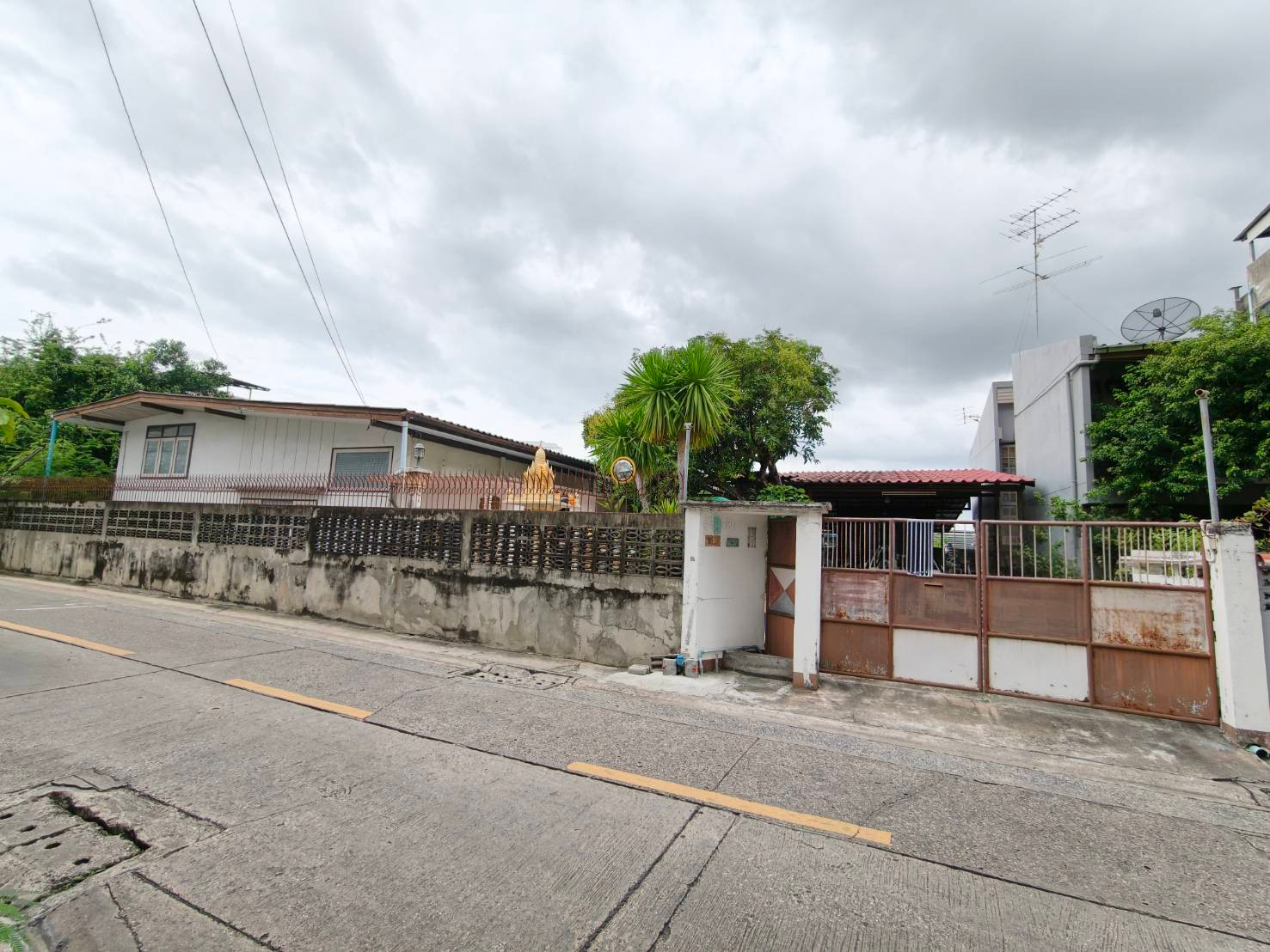Land for sale, good location, 184 sq m., plus a 2-story house, in the alley opposite King Mongkuts University of Technology Bangmod.