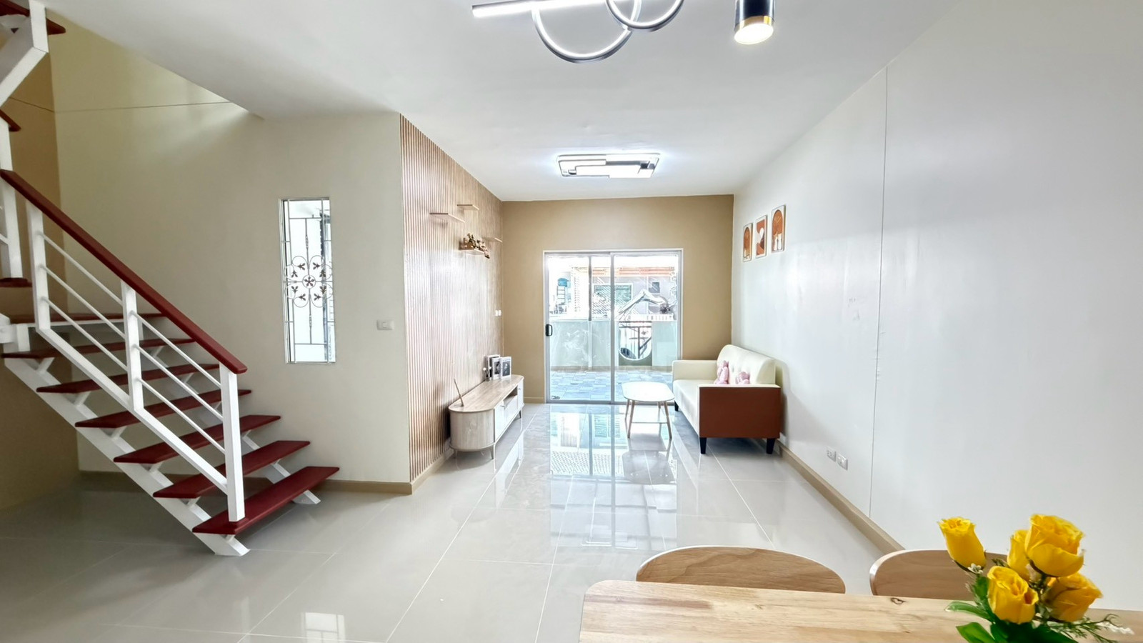 House for sale, Pruksa Village 106/1 Bang Pu-Tamru, newly decorated, ready to move in, complete set of furniture, selling cheap for only 1.99 million baht. House for sale, Pruksa Village 106/1 Bang Pu-Tamru, newly decorated, ready to move in, complete set of furniture, selling cheap for only 1.99 million baht.