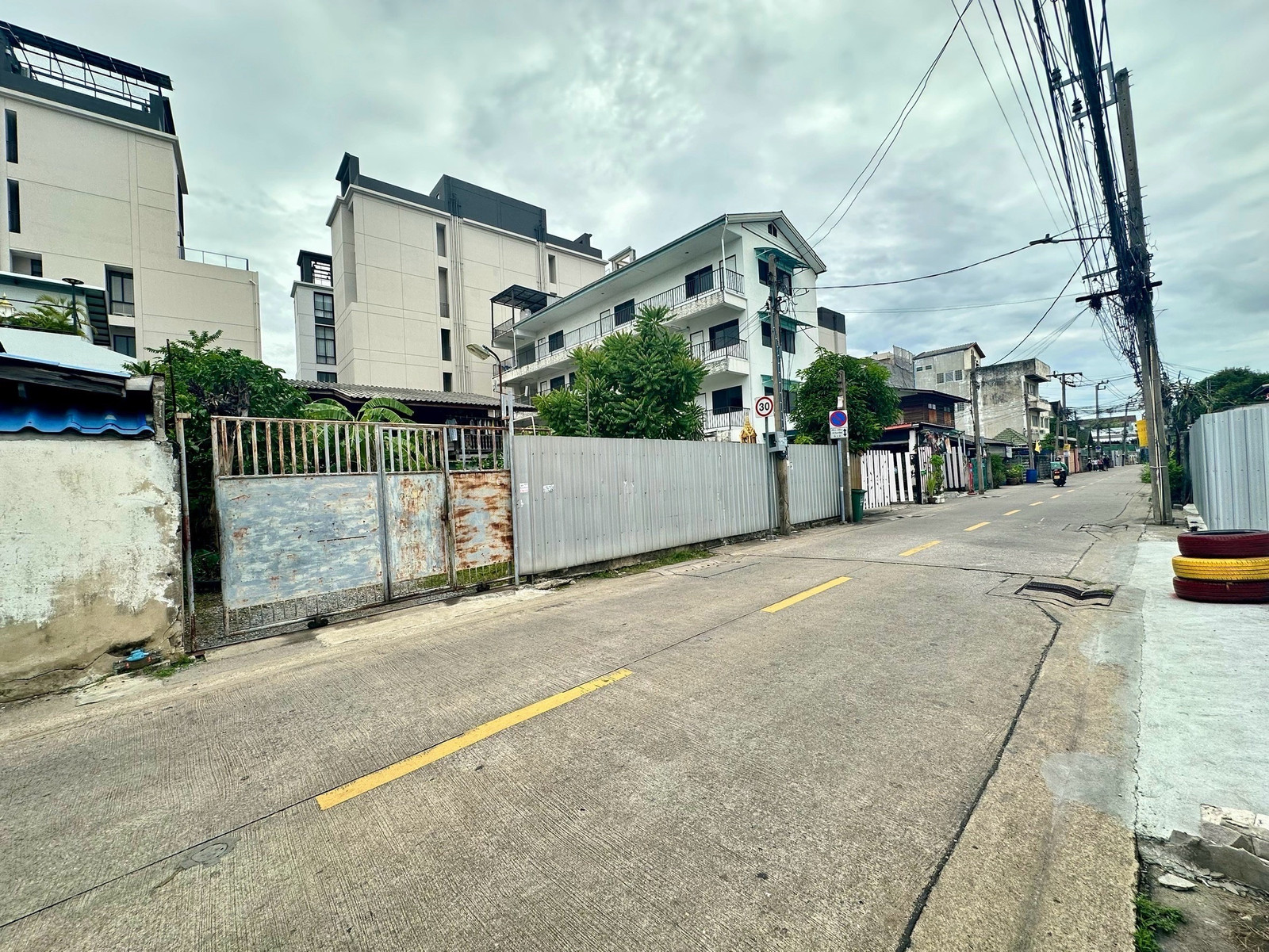 Land Sathu Pradit 34 | Yannawa, land in the city of Sathu Pradit - Rama 3, suitable for building a house, home office or buying for investment 📍 Sathu Pradit 34, Bang Phong Phang Subdistrict, Yannawa District, Bangkok 📐 Area 1 ngan 10 square wah 110 sq m. Land Sathu Pradit 34 | Yannawa, land in the city of Sathu Pradit - Rama 3, suitable for building a house, home office or buying for investment 📍 Sathu Pradit 34, Bang Phong Phang Subdistrict, Yannawa District, Bangkok 📐 Area 1 ngan 10 square wah 110 sq m.