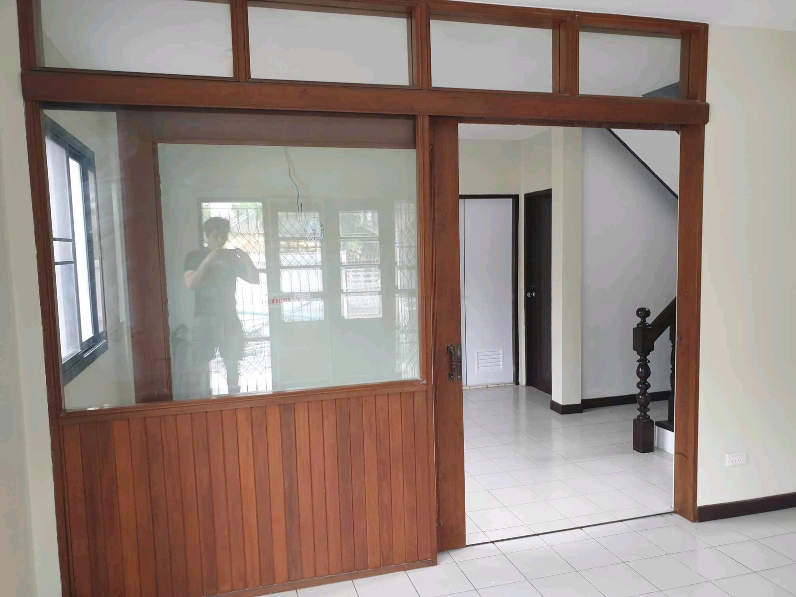 ให้เช่าบ้านทำเลดีในหมู่บ้านประชาชื่น เหมาะสำหรับการอยู่อาศัย หรือทำออฟฟิศ เนื้อที่75. ตรว กว้างโปร่งสบาย บ้านพึ่งรีโนเวทเสร็จยังไม่เคยผ่านมือผู้เช่าใด เดินไฟฟ้าใหม่ เปลี่ยนสุขภัณฑ์ใหม่ และทาสีใหม่หมดทั้งหลัง  4 ห้องนอน 3 ห้องน้ำ 1 ห้องครัว พร้อมเคาร์เตอร์ – รูปที่ 4