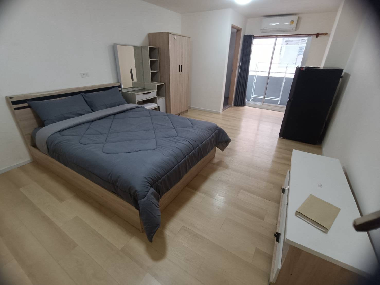 Condo allows cats, has MRT Lak Song parking.
