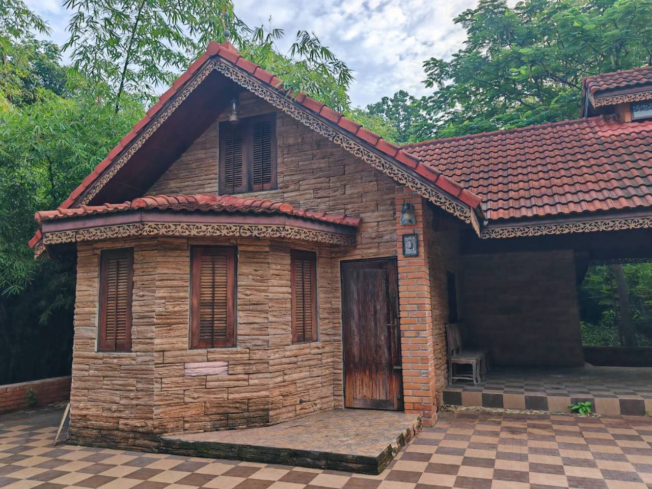 97799 - For sale: Land with buildings, Kaeng Krachan, Phetchaburi Province, amidst a natural atmosphere, next to the Phetchaburi River, community, market and convenient transportation.