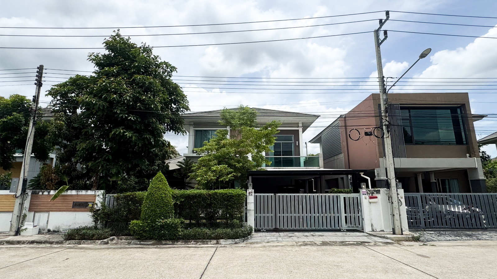 🏡 Beautiful lake view, good atmosphere, suitable for large families. Traveling into the city or the provinces is convenient, no traffic jams, quiet, suitable for relaxing by the water. 🏡 Beautiful lake view, good atmosphere, suitable for large families. Traveling into the city or the provinces is convenient, no traffic jams, quiet, suitable for relaxing by the water.