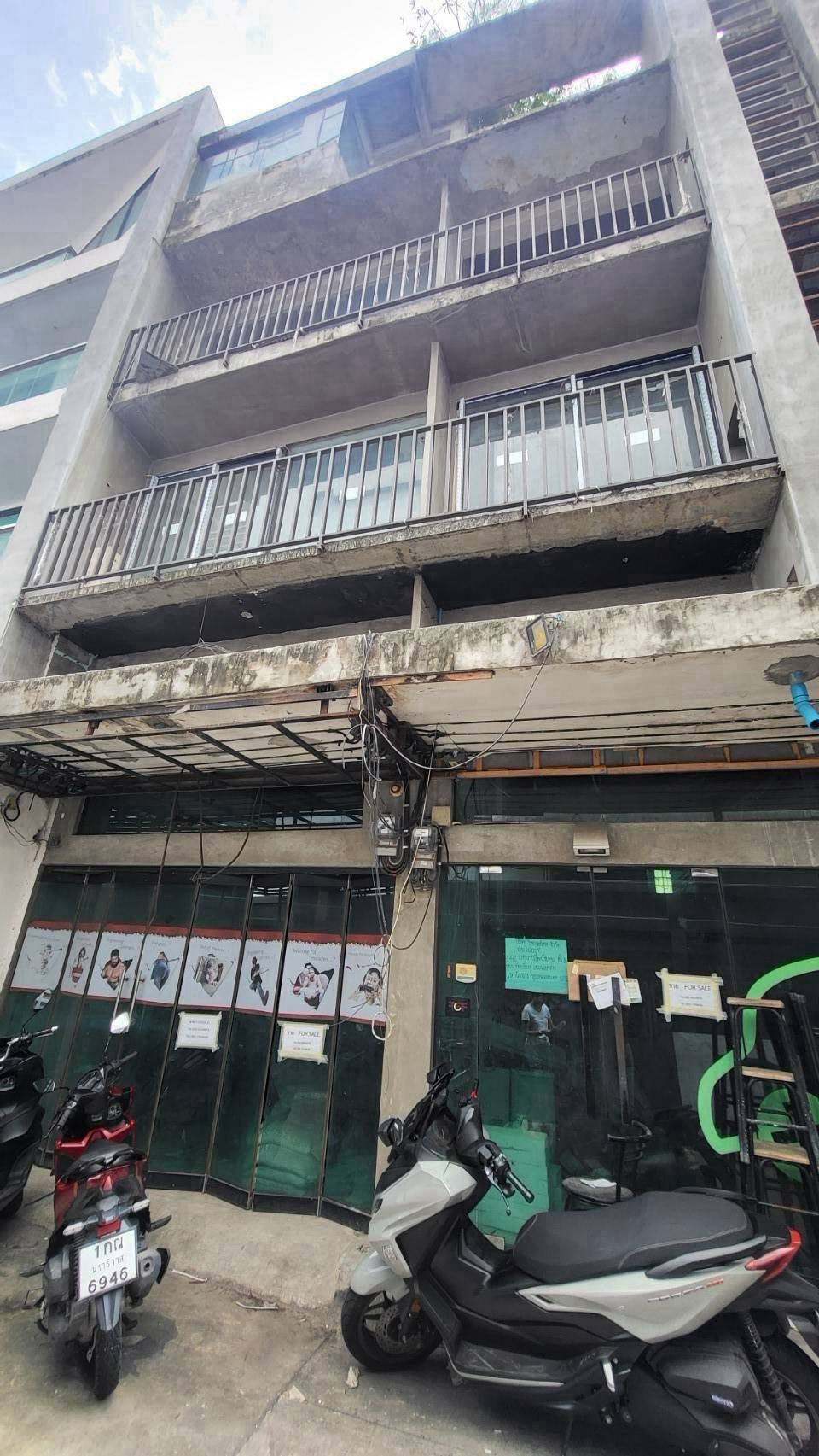 LTHC16123 - 4-Storey Commercial Building for Rent Sukhumvit 22 | 24.8 sq.wah. | 2 Combined Units | 180K/month | อาคารพาณิชย์ให้เช่า สุขุมวิท 22