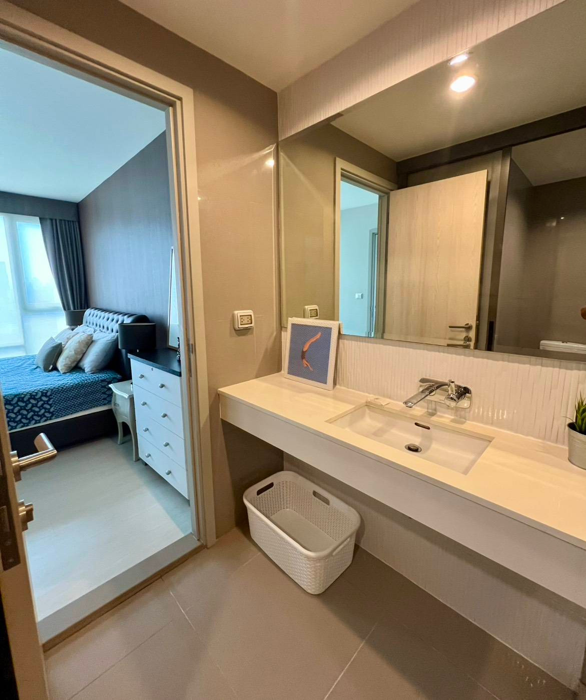 ให้เช่า คอนโด ริทึ่ม สุขุมวิท 42 (Rhythm Sukhumvit 42) ใกล้รถไฟฟ้า BTS เอกมัย  ชั้น 12 (ห้องมุม) พื้นที่ 48 Sqm. แบบห้อง 1BD (1 นอน 1 น้ำ)  เฟอร์นิเจอร์ เครื่องใช้ไฟฟ้าครบ พร้อมอยู่ ค่าเช่า 35,000 บาท/เดือน   – รูปที่ 4