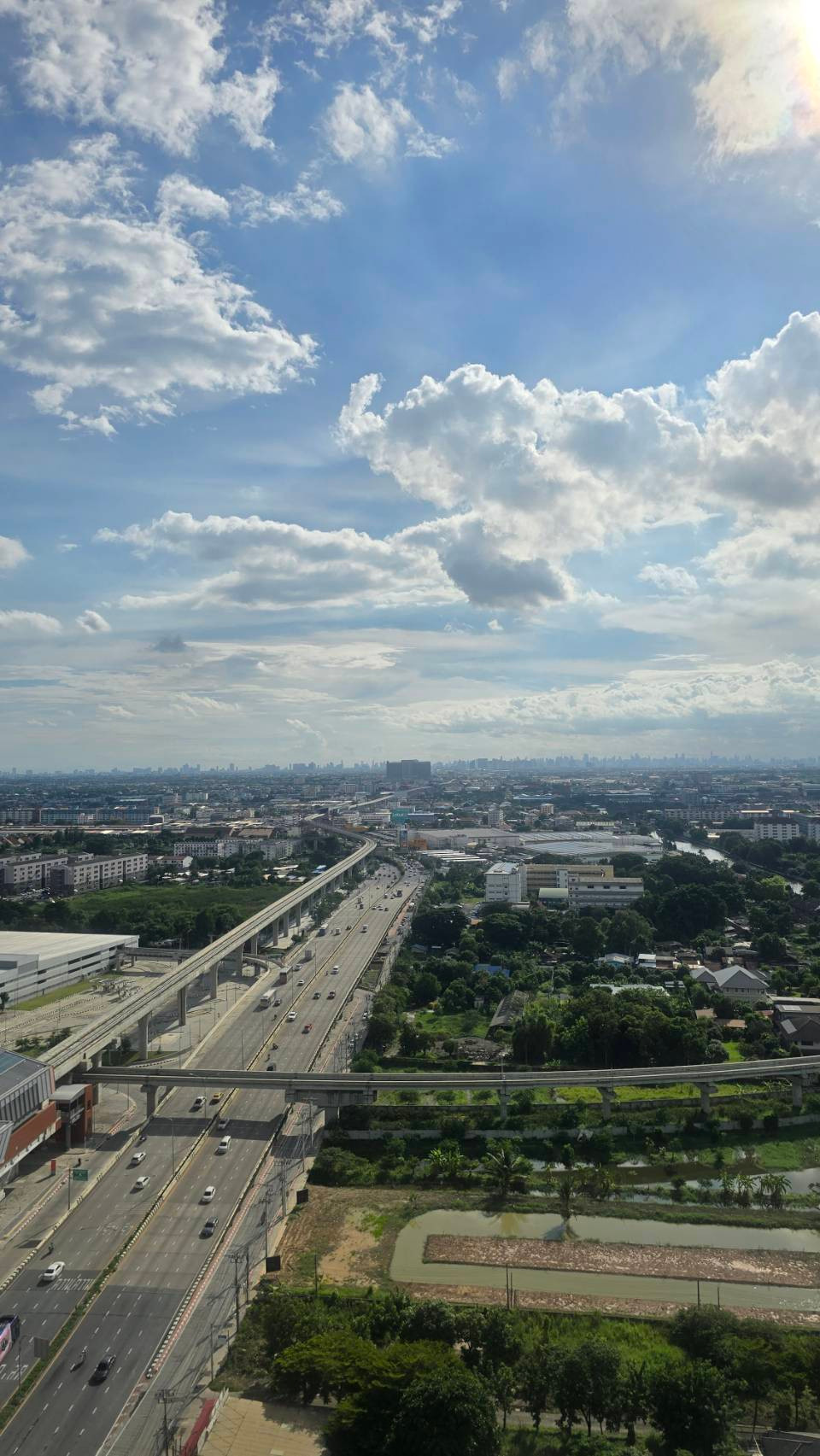 Beautiful room location, 26th floor, open, unblocked view. Open to cool breezes throughout the year. Rent it out and it's great, you can live in it yourself at a price that's easier for you to own!
