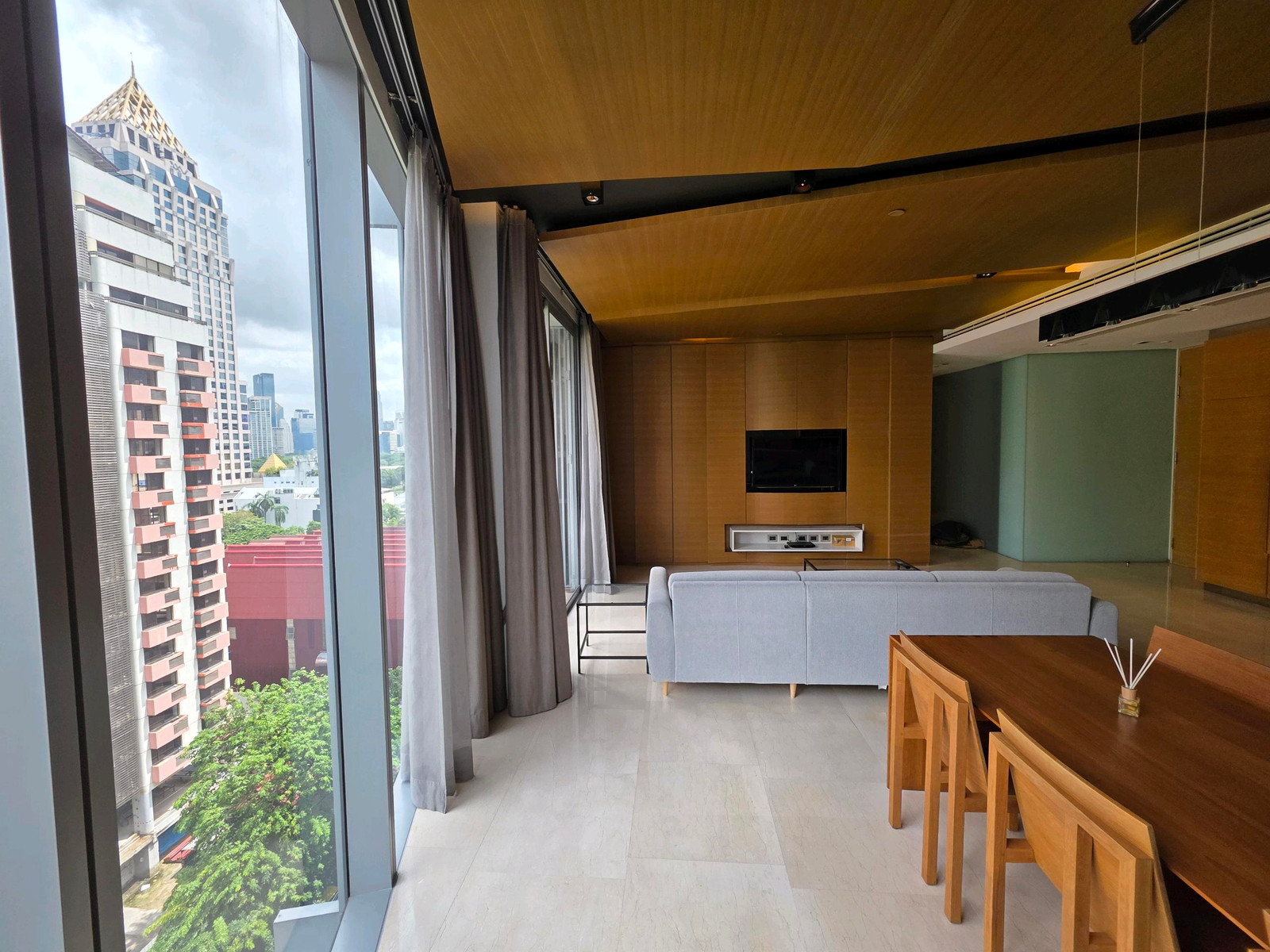 Saladaeng Residence 2 bedroom 2 bathrooms 121 sqm for rent only ready to Move 80,000 please contact 0816878954