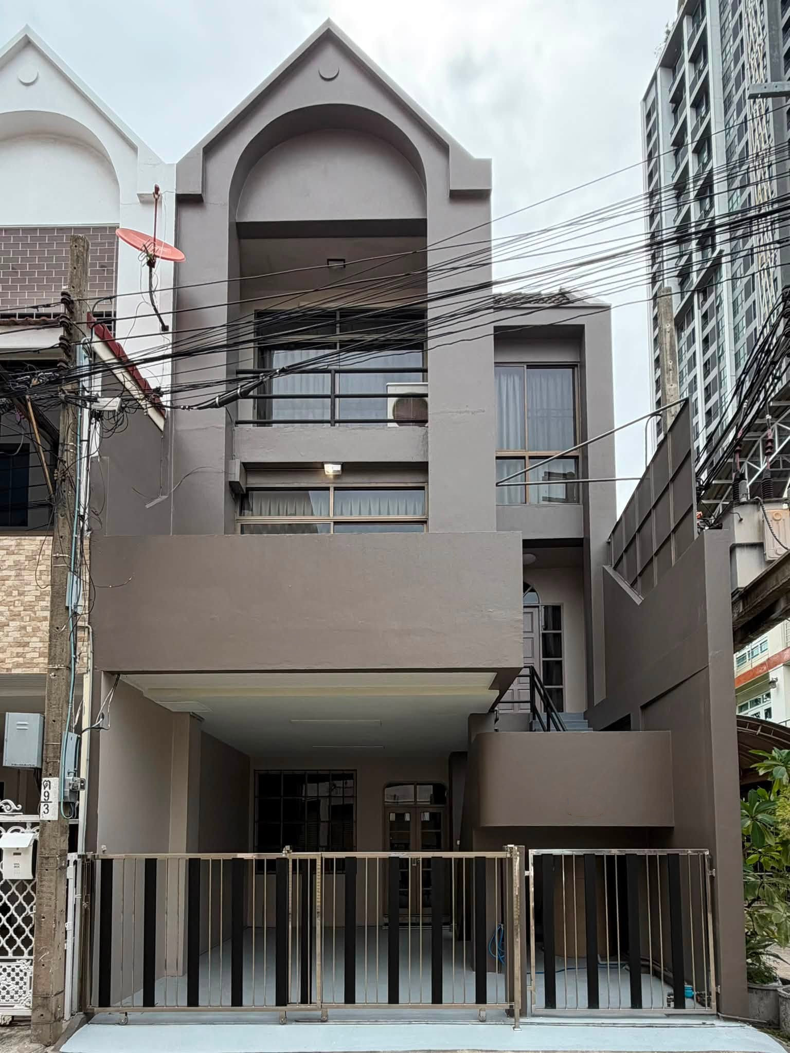 Townhouse for rent Sukhumvit 44/2 | 4 bedrooms | near BTS Phra Khanong-Ekkamai | Sukhumvit location
