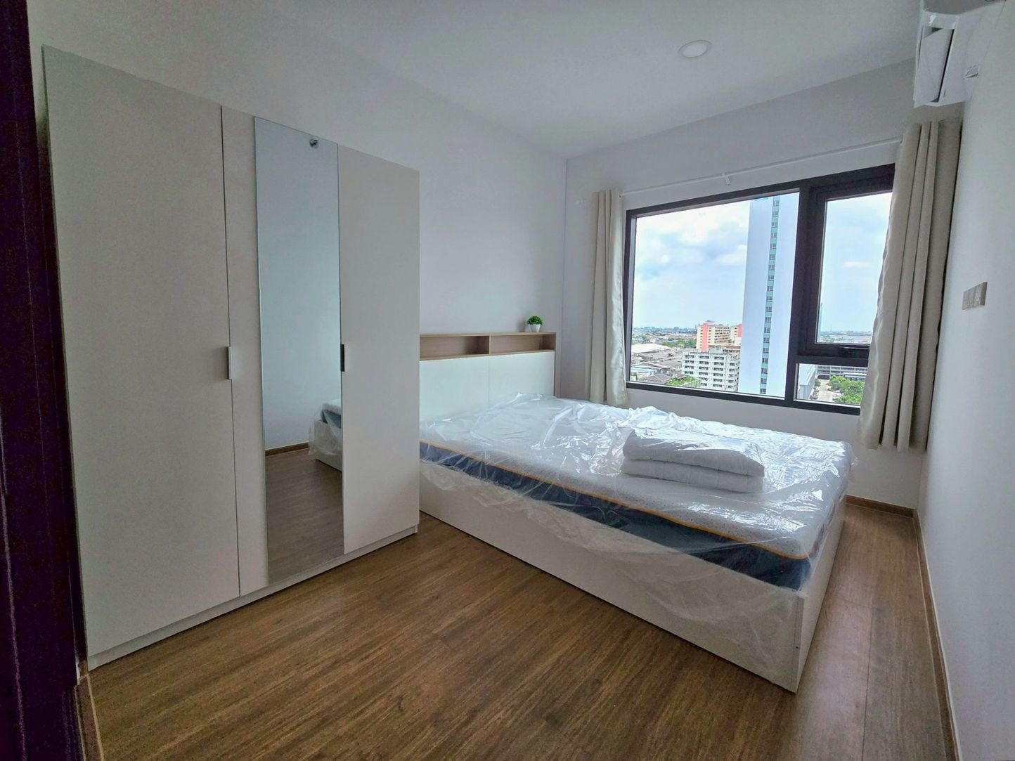 For rent: The LIVIN Ramkhamhaeng, 12th floor.