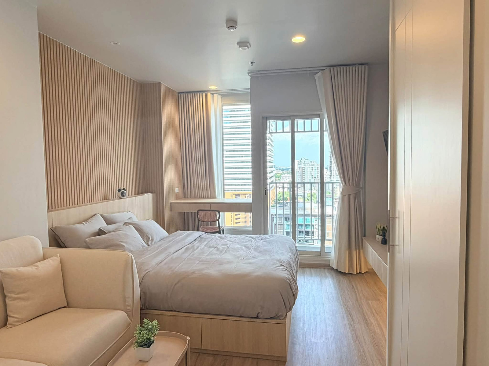 For rent: Culture Thonglor, studio room, 1 bathroom, sky swimming pool, fitness and garden, near BTS Thonglor. For rent: Culture Thonglor, studio room, 1 bathroom, sky swimming pool, fitness and garden, near BTS Thonglor.