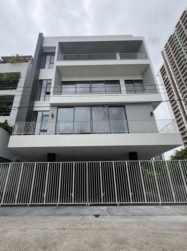 ให้เช่า Home Office พระราม 9 ใกล้ Central rama 9✨🌈☀️位于Taweemit Village的家庭办公室出租，配备电梯。地处新兴中央商务区的黄金地段。
