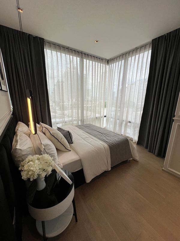 ✨ 2 ห้องนอน | ห้องกว้าง ฟังก์ชันครบ บนทำเลสีลม 📍 Ashton Silom