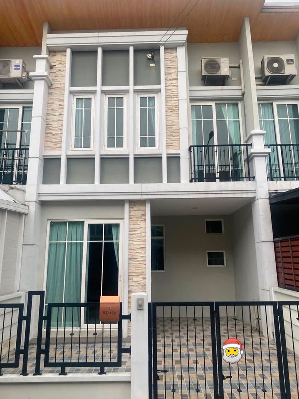 🏡 For rent/sale 2-story townhouse, Golden Town Village, Ramintra-Wongwaen, 3 bedrooms, 2 bathrooms, house ready to move in, good location, near the main road along the motorway. #Accepting 1 pet. Closed system. #Not accepting foreigners