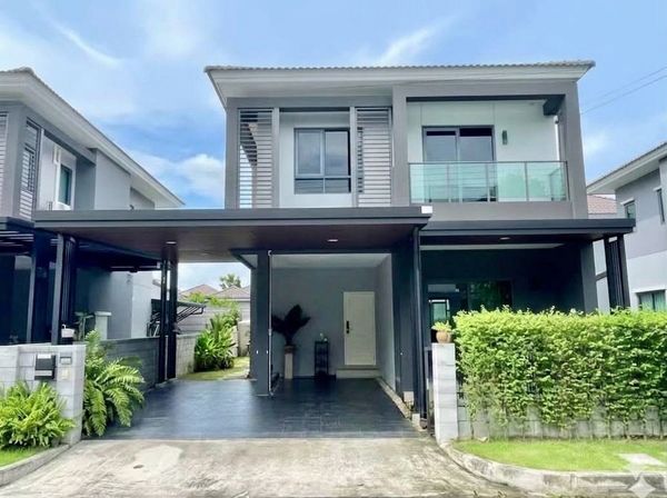 House for sale in 99% new condition, Centro Bangna-King Kaew. Fully furnished, ready to move in I rarely live in it. The house is very beautiful.