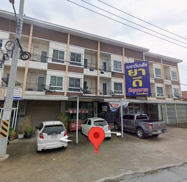 BUSINESS & INVESTMENT OPPORTUNITY IN ANG Sila, CHONBURI This fully furnished 3-storey commercial building on Mitr Samphan Road in Ang Sila, Chonburi is an excellent opportunity for investors looking to create a short-term accommodation business