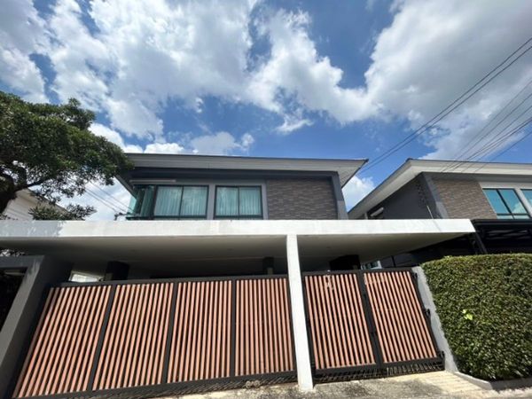 House for rent, Prado, Chokchai 4 Road, land 50 sq m, 200 sq m, 4 bedrooms, 3 bathrooms, 1 maid, beautifully decorated, fully furnished, near Central Eastville, rent 70000 baht/month, Lat Phrao Road 71