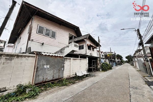 Land for sale with room for rent, 99 sq m, Soi Lat Phrao 110, near the MRT Yellow Line.