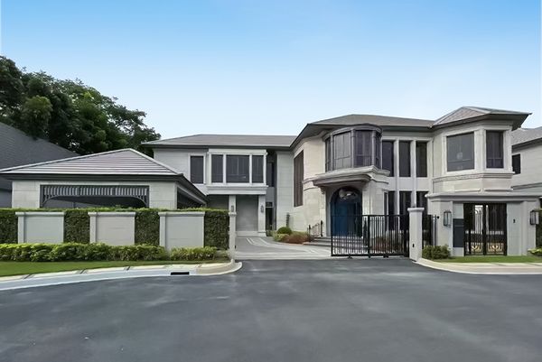 Narasiri Krungthep Kreetha, a luxury mansion, European style, next to the main road, Srinakarin-Romklao area.