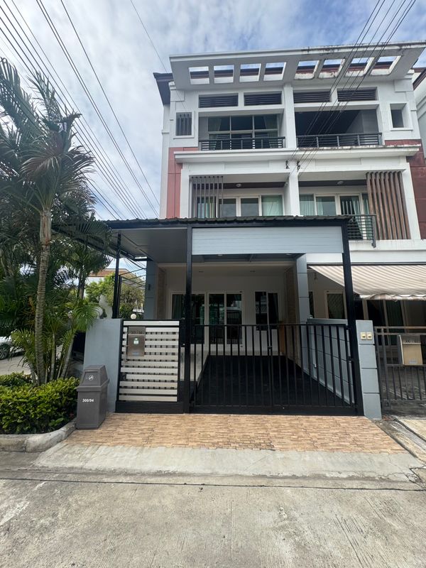 For rent, 3-story townhouse, corner house, Baan Klang Muang. Urbanion Rama 9-Ladprao