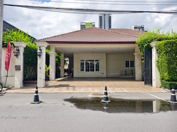 Rare Item!! ให้เช่าบ้านเดี่ยวติด The Crystal เลียบทางด่วน เอกมัย-รามอินทรา 154 ตร.วา 325 ตร.ม. ทำเลดีมาก เหมาะทำ Cafe / Clinic / Fine Dining! 
