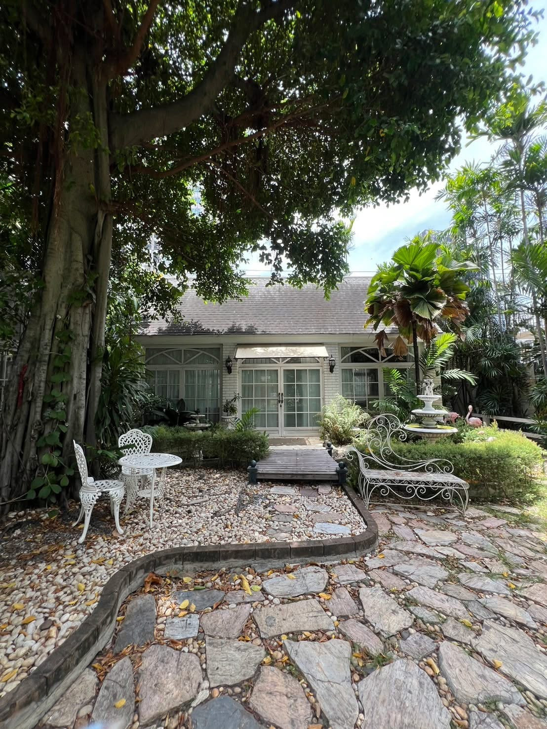 Single house for rent, 113 sq m., greenhouse area + private garden, can do many businesses, near BTS Punnawithi 550 m. Single house for rent, 113 sq m., greenhouse area + private garden, can do many businesses, near BTS Punnawithi 550 m.