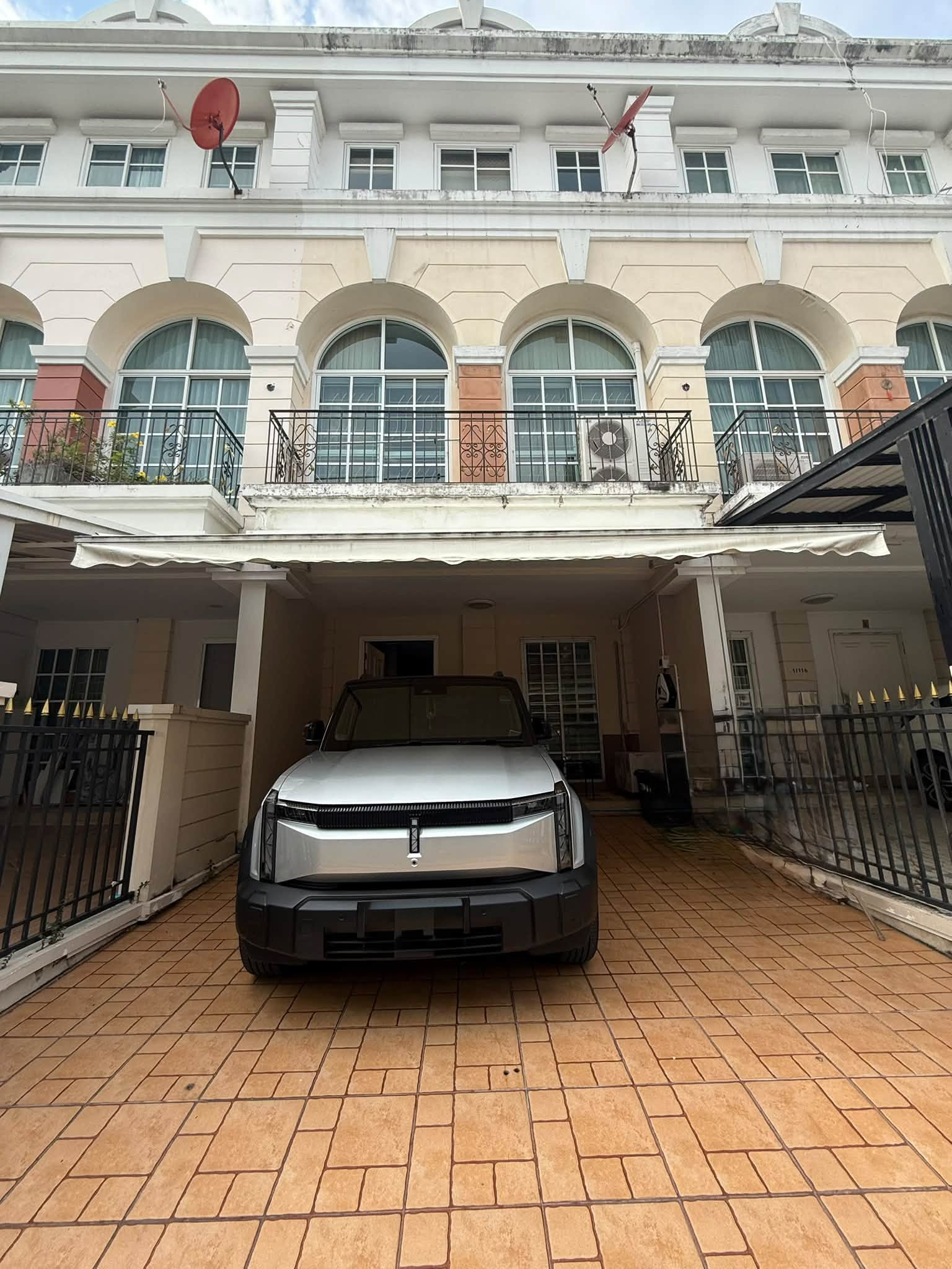 For sale or rent, 3-story townhouse, Plus City Park Rama 9–Huamak, Sansiri project, near The Nine and ABAC. For sale or rent, 3-story townhouse, Plus City Park Rama 9–Huamak, Sansiri project, near The Nine and ABAC.